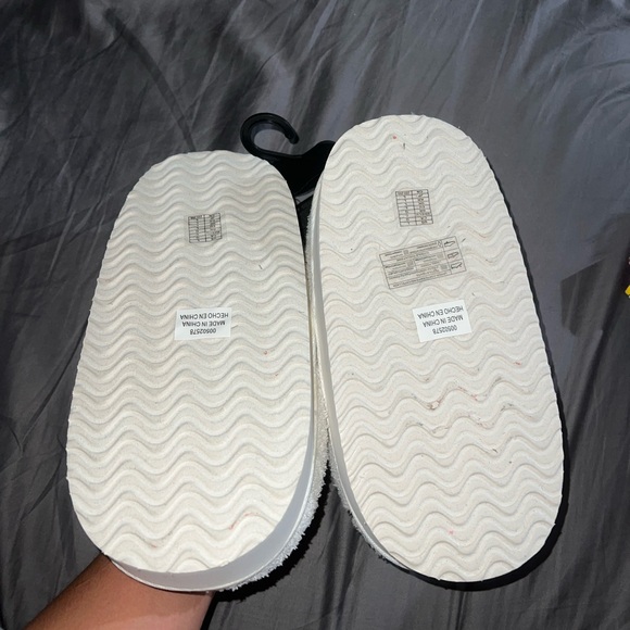 Forever 21 HELLO KITTY slippers - Picture 3 of 4